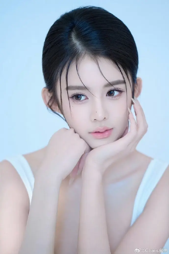 下载摩托车在城市街道行驶